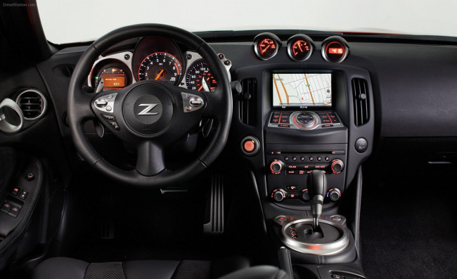 Обои картинки фото автомобили, спидометры, торпедо, nissan, 370z