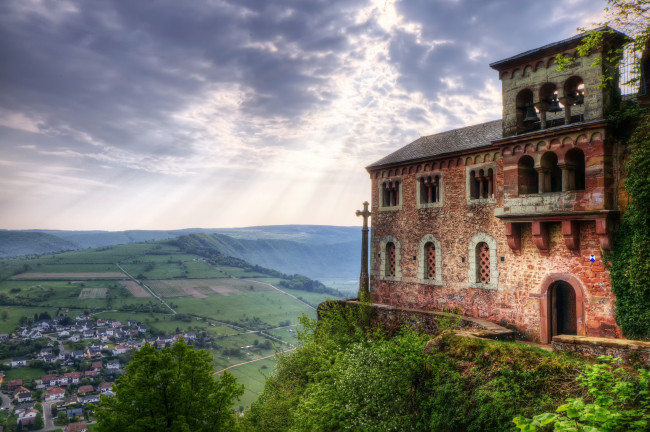 Обои картинки фото италия, города, пейзажи, холм, свет, часовня, деревня, поля