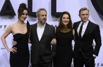 Картинка разное знаменитости barbara broccoli daniel craig sam mendes berenice marlohe