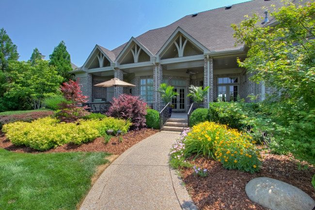 Обои картинки фото города, здания, дома, цветы, кусты, клумбы, дом