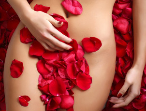 Картинка лепестки+роз девушки -unsort+ женские+прелести рука лепестки роз девушка