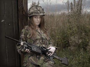 Картинка девушки -unsort+ девушки+с+оружием оружие автомят камуфляж каска