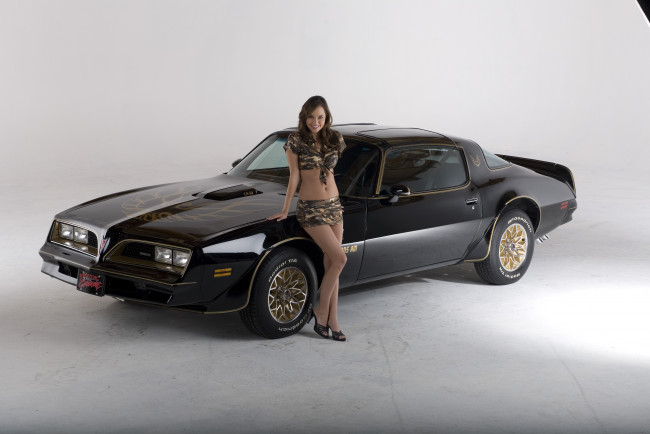 Обои картинки фото автомобили, авто с девушками, pontiac