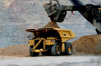 Картинка техника строительная+техника куча грузовик экскаватор процесс погрузка