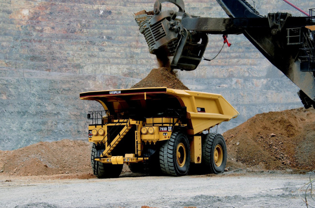 Обои картинки фото техника, строительная техника, куча, грузовик, экскаватор, процесс, погрузка