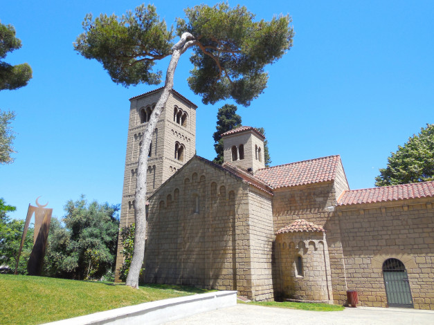 Обои картинки фото барселона, города, барселона , испания, здание, дерево