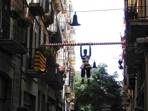 Обои картинки фото города, - другое, кукла, балкон, здание