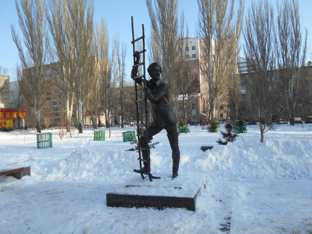 Обои картинки фото памятник олегу Янковскому, города, - памятники,  скульптуры,  арт-объекты, город, памятник, скульптура, актер, россия, саратов
