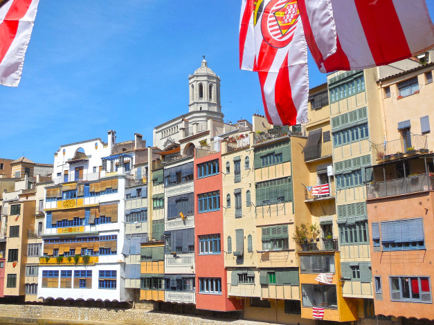 Обои картинки фото жирона, города, - здания,  дома, флаг, дом