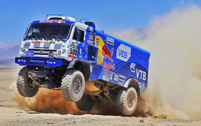 Обои картинки фото спорт, авторалли, rally, redbull, kamaz, dakar, передок, пыль, состязание, камаз, дакар, ралли, гонка, master, зверь, мастер, 500, грузовик