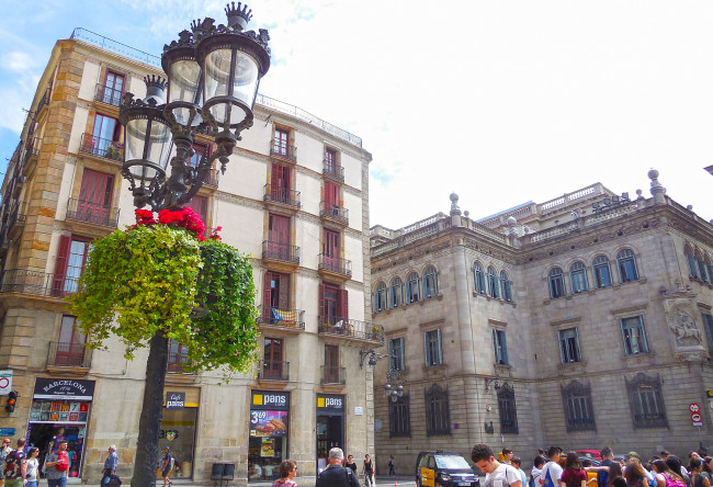 Обои картинки фото барселона, города, - здания,  дома, фонарь, цветы, дом