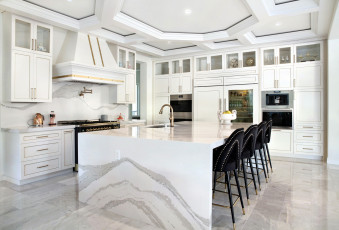 Картинка интерьер кухня плита стол стулья