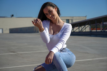 Картинка девушки -unsort+ брюнетки темноволосые белая кофта наручные часы джинсы модель