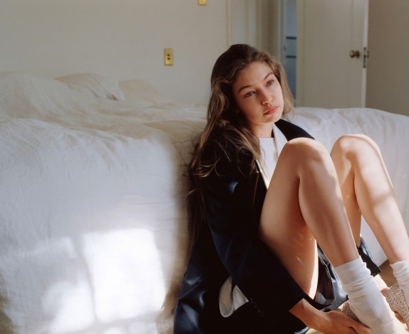 Обои картинки фото gigi hadid,  british vogue 2020, девушки, модель, джиджи, хадид, vogue, британское, издание