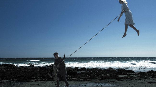 Обои картинки фото кино фильмы, miss peregrine`s home for peculiar children, полет, море, эмма, блум, веревка, джейкоб, берег