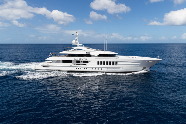 Обои картинки фото laurentia, корабли, яхты, яхта, супер, море, облака