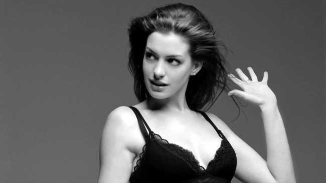 Обои картинки фото девушки, anne hathaway, актриса, черно-белая, платье