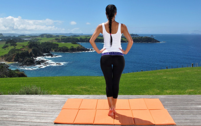 Обои картинки фото девушки, melisa mendiny , kristina uhrinova, брюнетка, коса, майка, штаны, коврик, природа