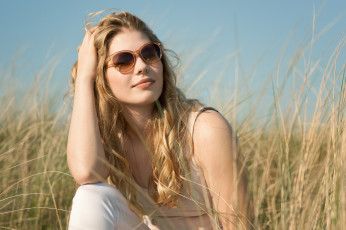 Картинка девушка+-+girl девушки -+блондинки +светловолосые девушка женщина блондинка светловолосая сексуальная модель звезда позирует разная обувь верхняя стильная одежда нижнее эротическое бельё трусы лифчик колготки чулки аксессуары макияж и множество элементов на фотографии