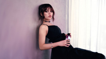обоя девушки, jenna ortega, шатенка, платье, бутылка