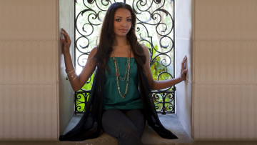 обоя кино фильмы, the vampire diaries, девушка, окно, решетка