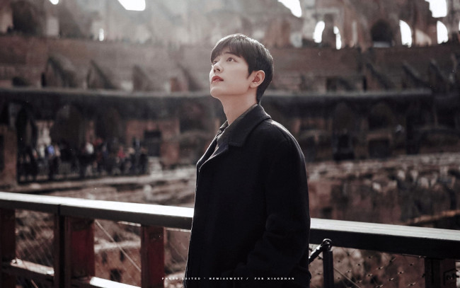 Обои картинки фото мужчины, xiao zhan, актер, пальто, колизей