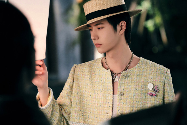 Обои картинки фото мужчины, wang yi bo, актер, шляпа, пиджак, украшения