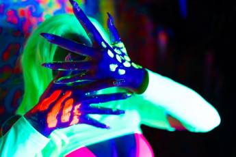 Картинка девушки nonsummerjack зеленые волосы купальник неон граффити коридор топ