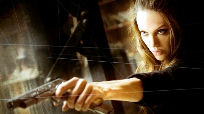 Обои картинки фото кино фильмы, wanted, девушка, взгляд, пистолет