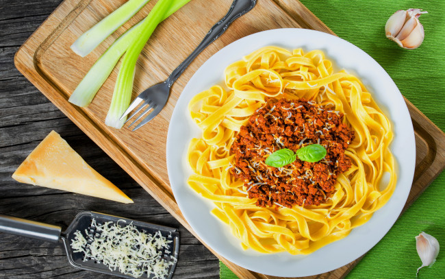 Обои картинки фото еда, макароны,  макаронные блюда, сыр, чеснок, паста, соус