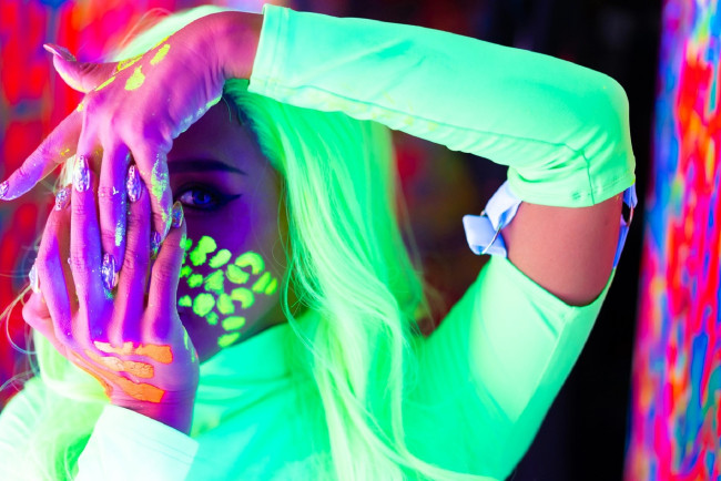 Обои картинки фото девушки, nonsummerjack, зеленые, волосы, купальник, неон, граффити, коридор, топ