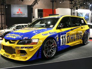 Картинка автомобили выставки уличные фото