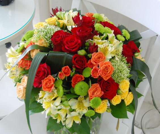 Обои картинки фото цветы, букеты, композиции, хризантемы, розы