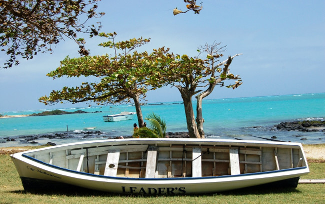 Обои картинки фото корабли, лодки, шлюпки, деревья, берег, море, лодка