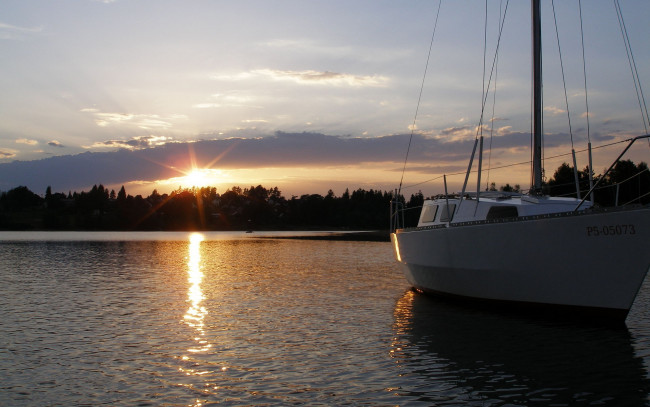 Обои картинки фото корабли, Яхты, озеро, закат, вечер, яхта