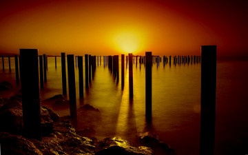 Картинка природа восходы закаты океан сваи багровый закат