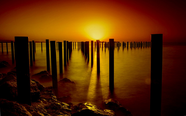 Обои картинки фото природа, восходы, закаты, океан, сваи, багровый, закат