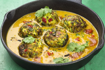 Картинка еда мясные+блюда сковорода зелень оформление подлива тефтели фон