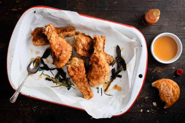 Обои картинки фото еда, мясные блюда, соус, фон, запеченное, мясо, посуда