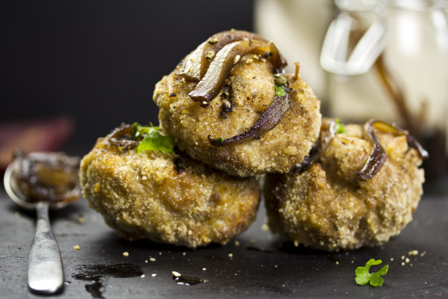 Обои картинки фото еда, мясные блюда, ложка, стол, фон, зелень, запеченное, мясо