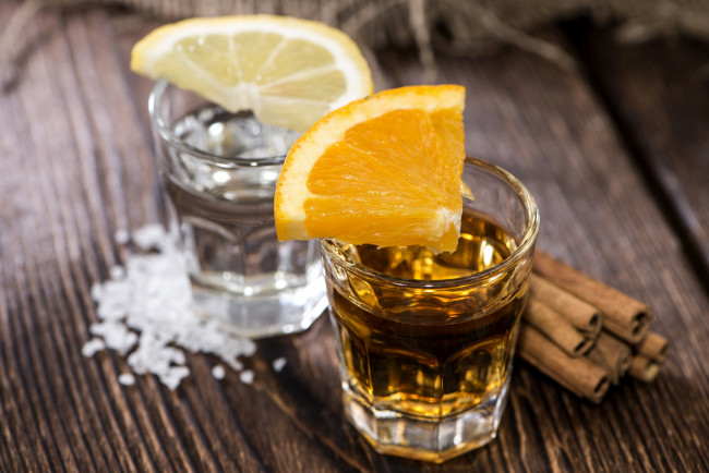 Обои картинки фото еда, напитки, корица, лимон, апельсин, цитрусы, рюмки