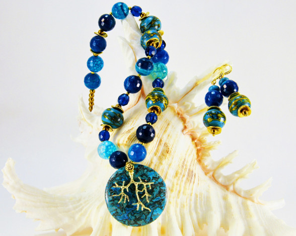 Обои картинки фото разное, украшения,  аксессуары,  веера, ожерелье, бижутерия, украшение, фон