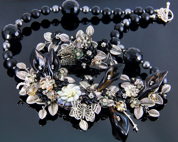 Обои картинки фото разное, украшения,  аксессуары,  веера, украшение, фон, ожерелье, бижутерия