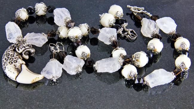 Обои картинки фото разное, украшения,  аксессуары,  веера, ожерелье, бижутерия, украшение, фон