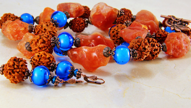 Обои картинки фото разное, украшения,  аксессуары,  веера, ожерелье, бижутерия, украшение, фон