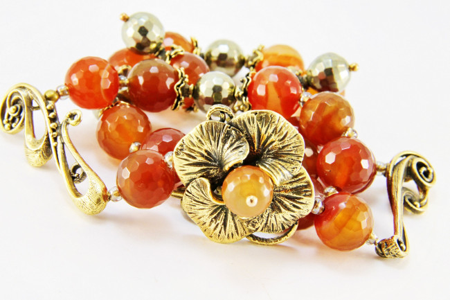 Обои картинки фото разное, украшения,  аксессуары,  веера, бижутерия, ожерелье, фон, украшение