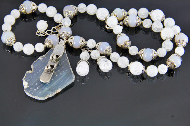 Обои картинки фото разное, украшения,  аксессуары,  веера, украшение, бижутерия, ожерелье, фон