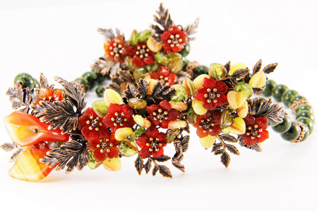 Обои картинки фото разное, украшения,  аксессуары,  веера, украшение, фон, ожерелье, бижутерия