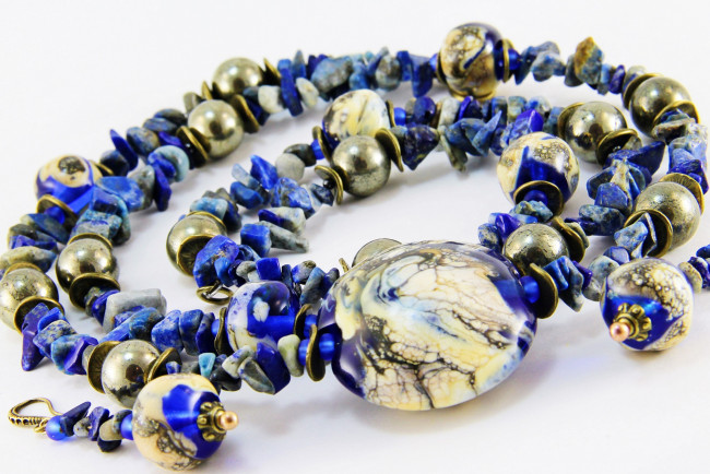 Обои картинки фото разное, украшения,  аксессуары,  веера, ожерелье, бижутерия, украшение, фон