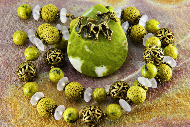 Обои картинки фото разное, украшения,  аксессуары,  веера, ожерелье, бижутерия, украшение, фон